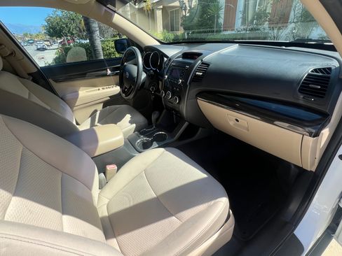 Used 2011 Kia Sorento LX image 11