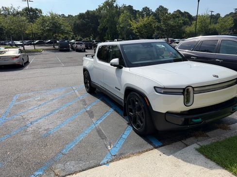 Used 2026 Rivian R1T Premium AWD/4WD image 1