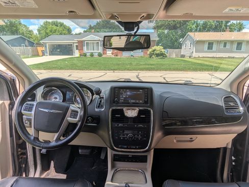 Used 2015 Chrysler Town & Country Touring-L w/ Driver Convenience Group FWD image 9