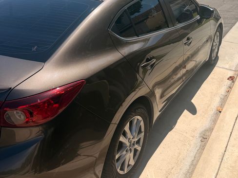 Used 2016 MAZDA MAZDA3 i Touring w/ Popular Equipment Package FWD image 4