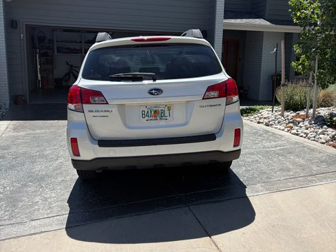 Used 2010 Subaru Outback 2.5i Limited AWD/4WD image 4