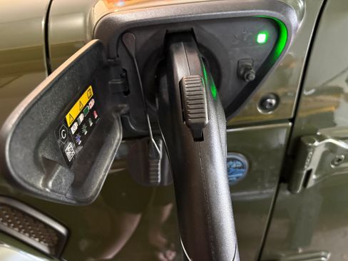 Used 2024 Jeep Wrangler Unlimited AWD/4WD image 17