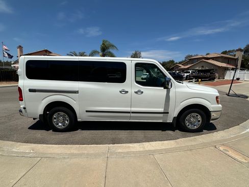 Used 2021 Nissan NV 3500 SL RWD image 2