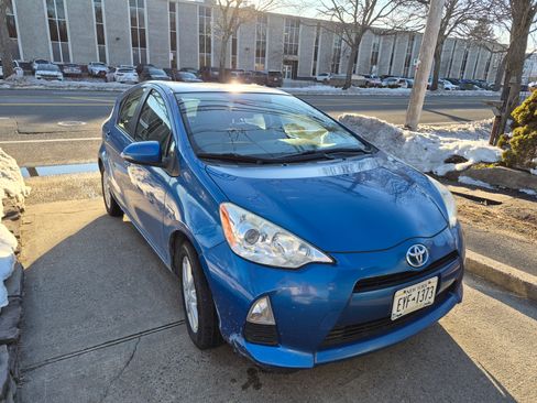 Used 2014 Toyota Prius C Three image 2