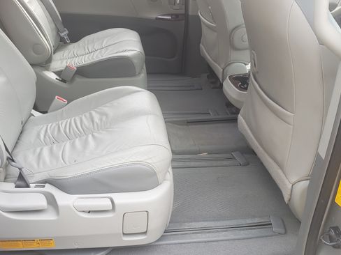 Used 2011 Toyota Sienna Limited image 15