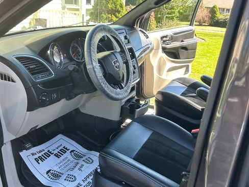 Used 2017 Dodge Grand Caravan SXT image 14
