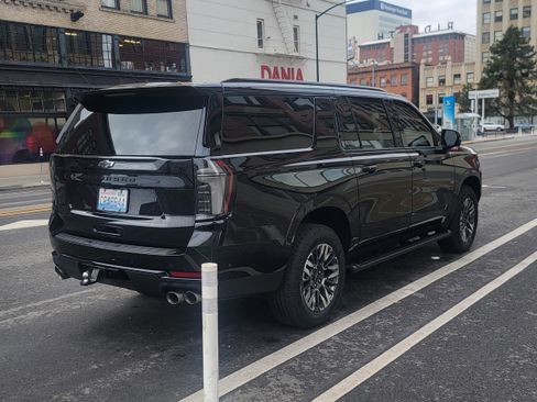 Used 2025 Chevrolet Suburban Z71 w/ Comfort Package image 2