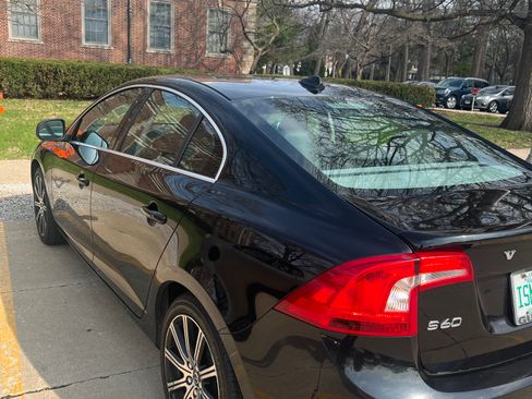 Used 2017 Volvo S60 T5 Inscription image 14