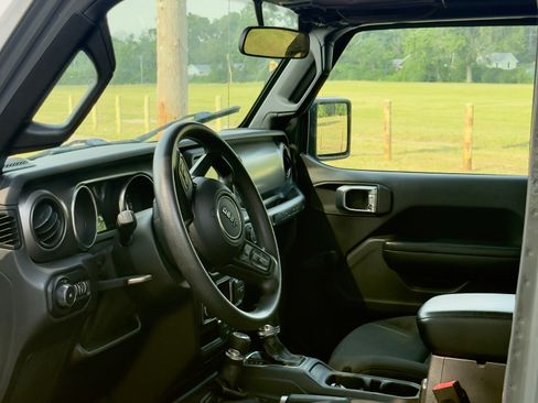 Used 2018 Jeep Wrangler Unlimited Sport AWD/4WD image 15