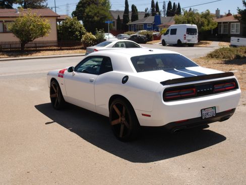 Used 2016 Dodge Challenger SXT RWD image 1