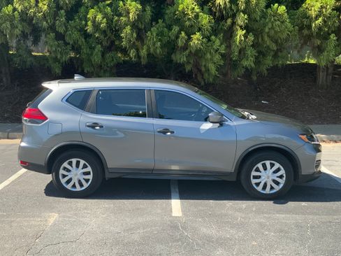 Used 2017 Nissan Rogue S FWD image 2