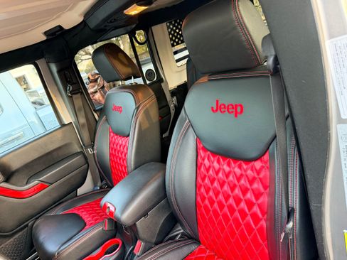 Used 2018 Jeep Wrangler Unlimited Sahara w/ Connectivity Group image 4