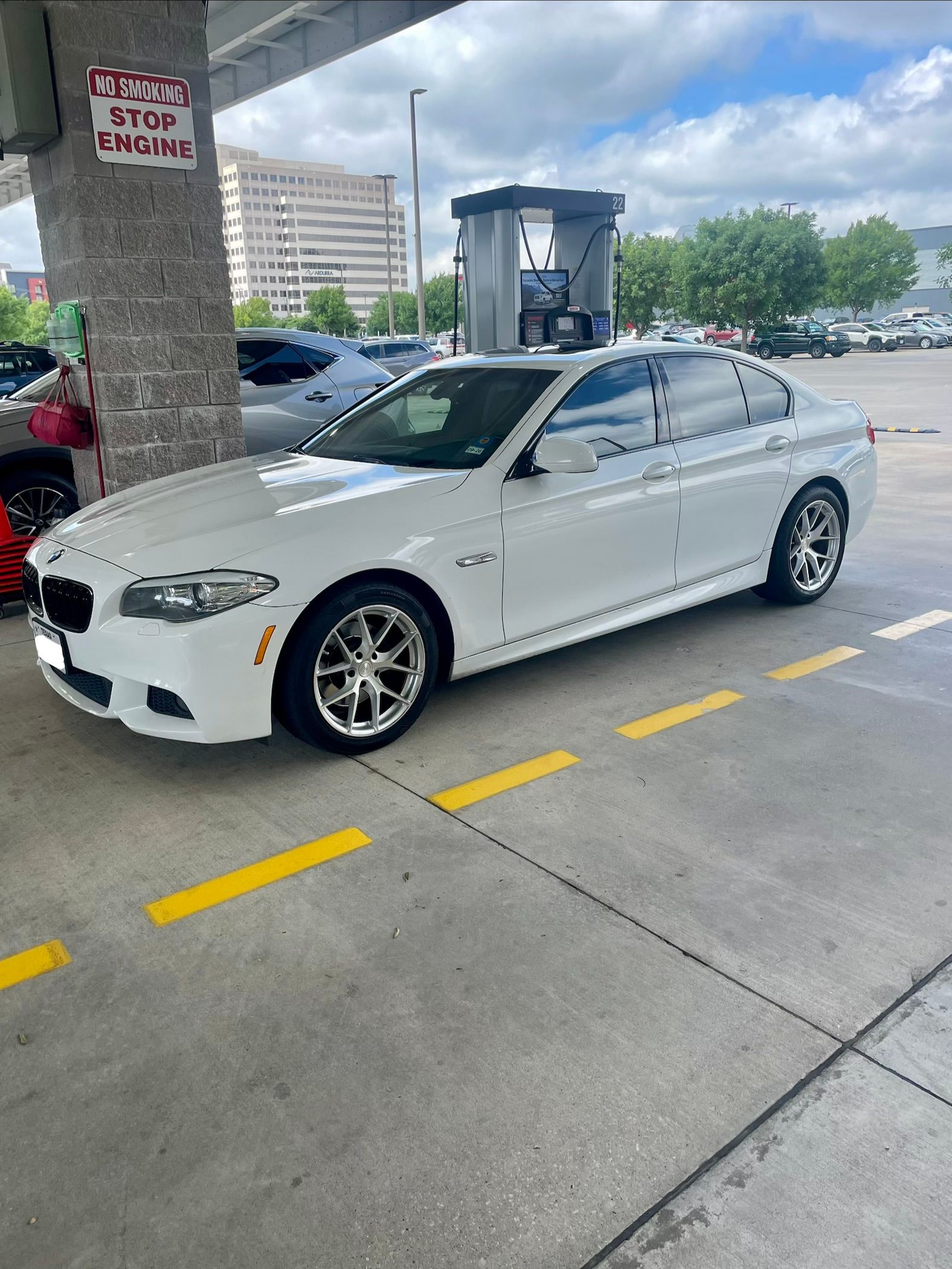 Used 2011 BMW 528i Sedan RWD image 1