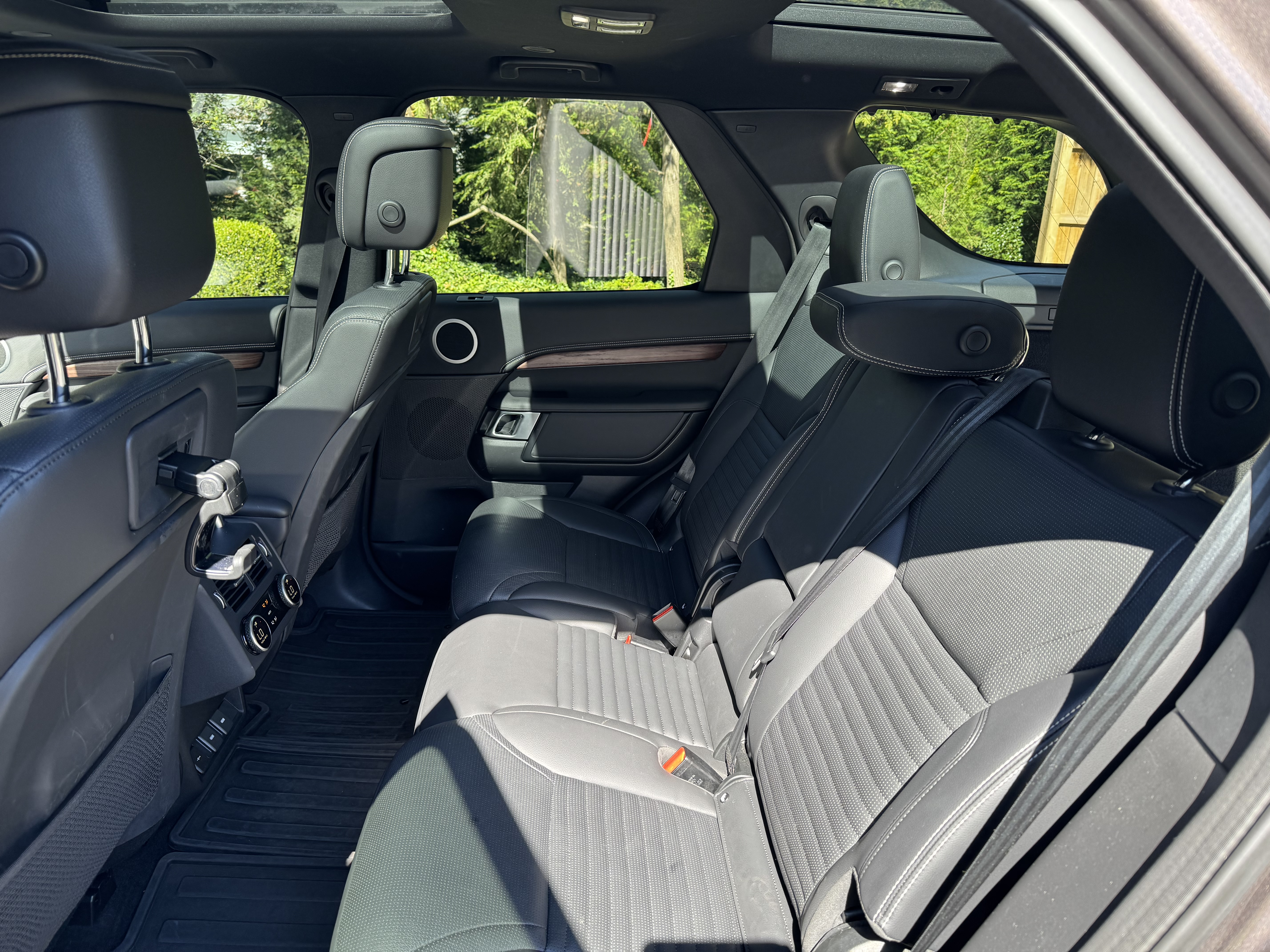 Used 2024 Land Rover Discovery Dynamic SE AWD/4WD image 6