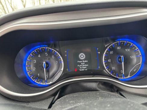 Used 2020 Chrysler Pacifica Touring image 9