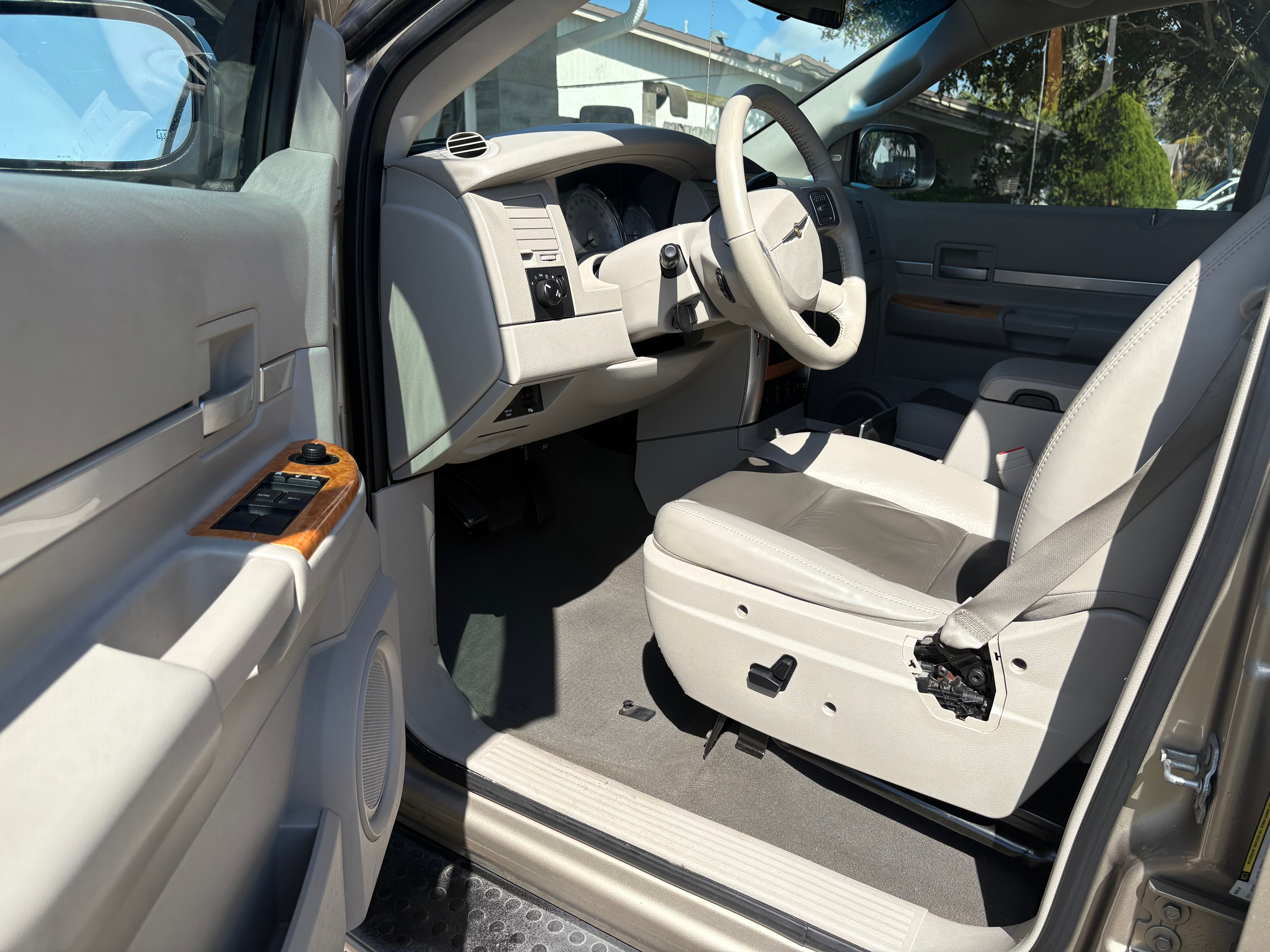 Used 2008 Chrysler Aspen Limited RWD image 27