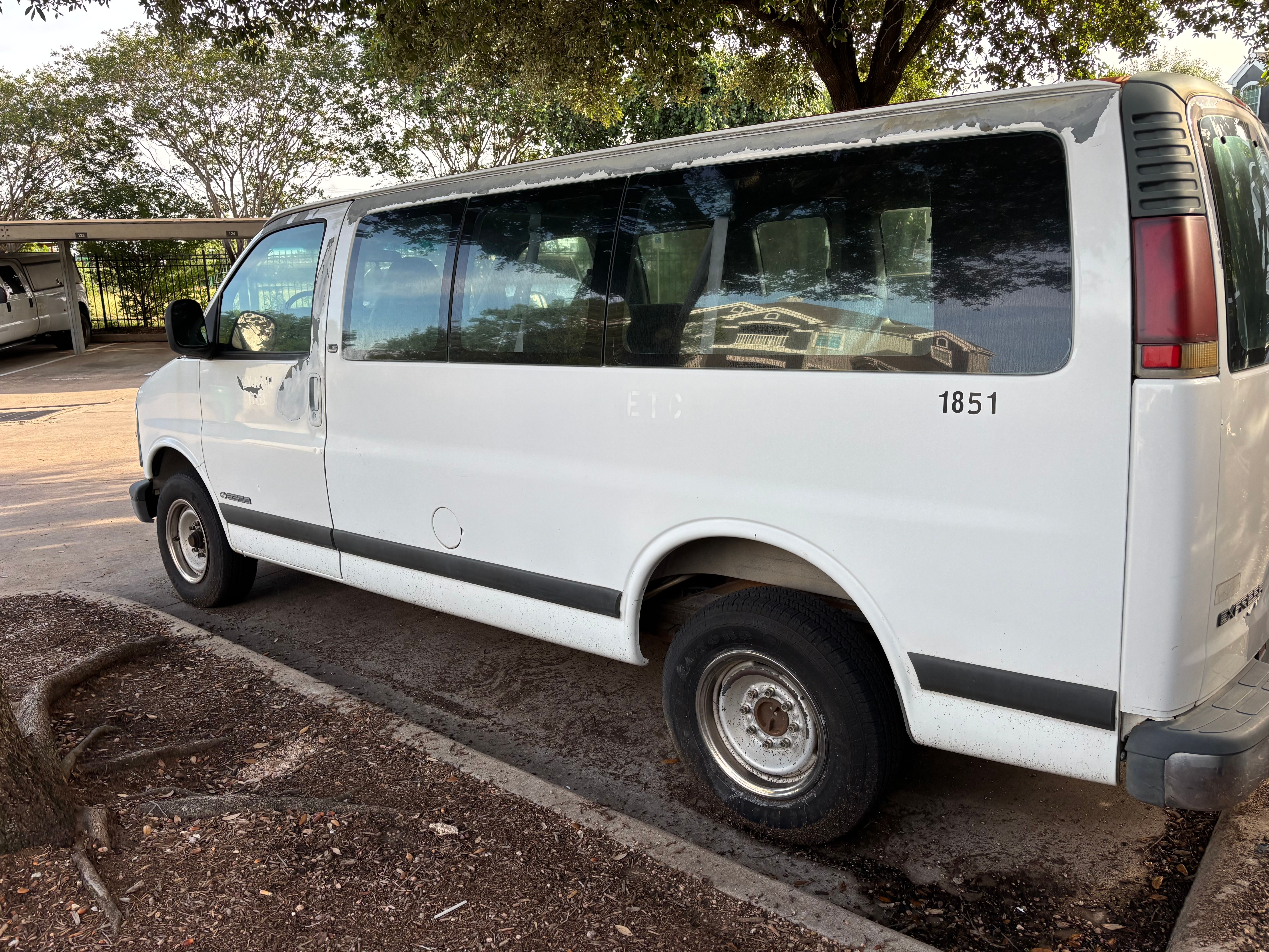 Used 2000 Chevrolet Express 2500 Passenger w/ LS Preferred Equipment Group RWD image 1