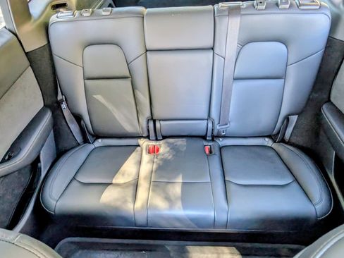 Used 2022 Tesla Model Y Long Range image 19