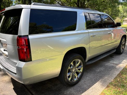 Used 2017 Chevrolet Suburban LT w/ Luxury Package RWD image 10