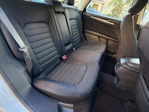 Used 2015 Ford Fusion SE FWD image 13