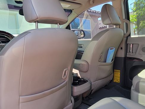 Used 2011 Toyota Sienna Limited w/ Premium Pkg image 13