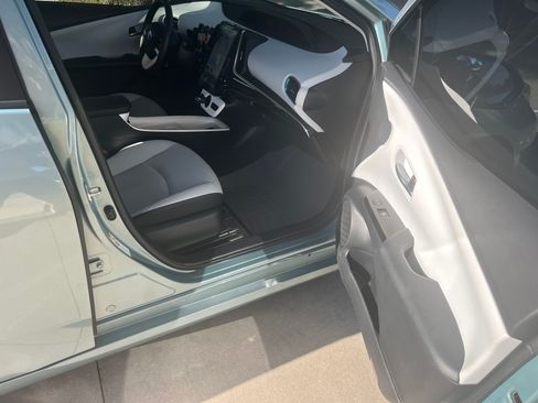 Used 2018 Toyota Prius Four Touring image 5