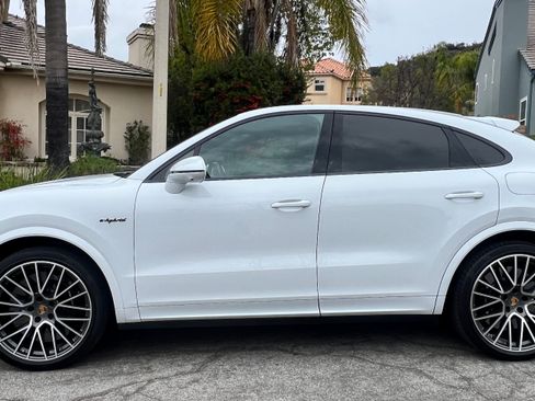 Used 2023 Porsche Cayenne Turbo S image 4