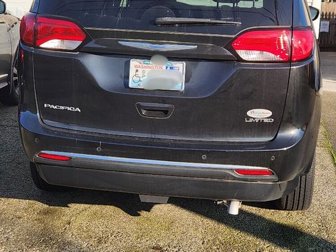 Used 2018 Chrysler Pacifica Limited w/ Tire & Wheel Group image 4