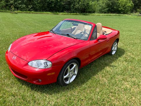 Used 2001 MAZDA MX-5 Miata RWD image 1