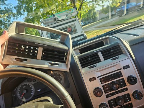 Used 2011 Ford Escape XLT w/ Canadian Winter Pkg image 8