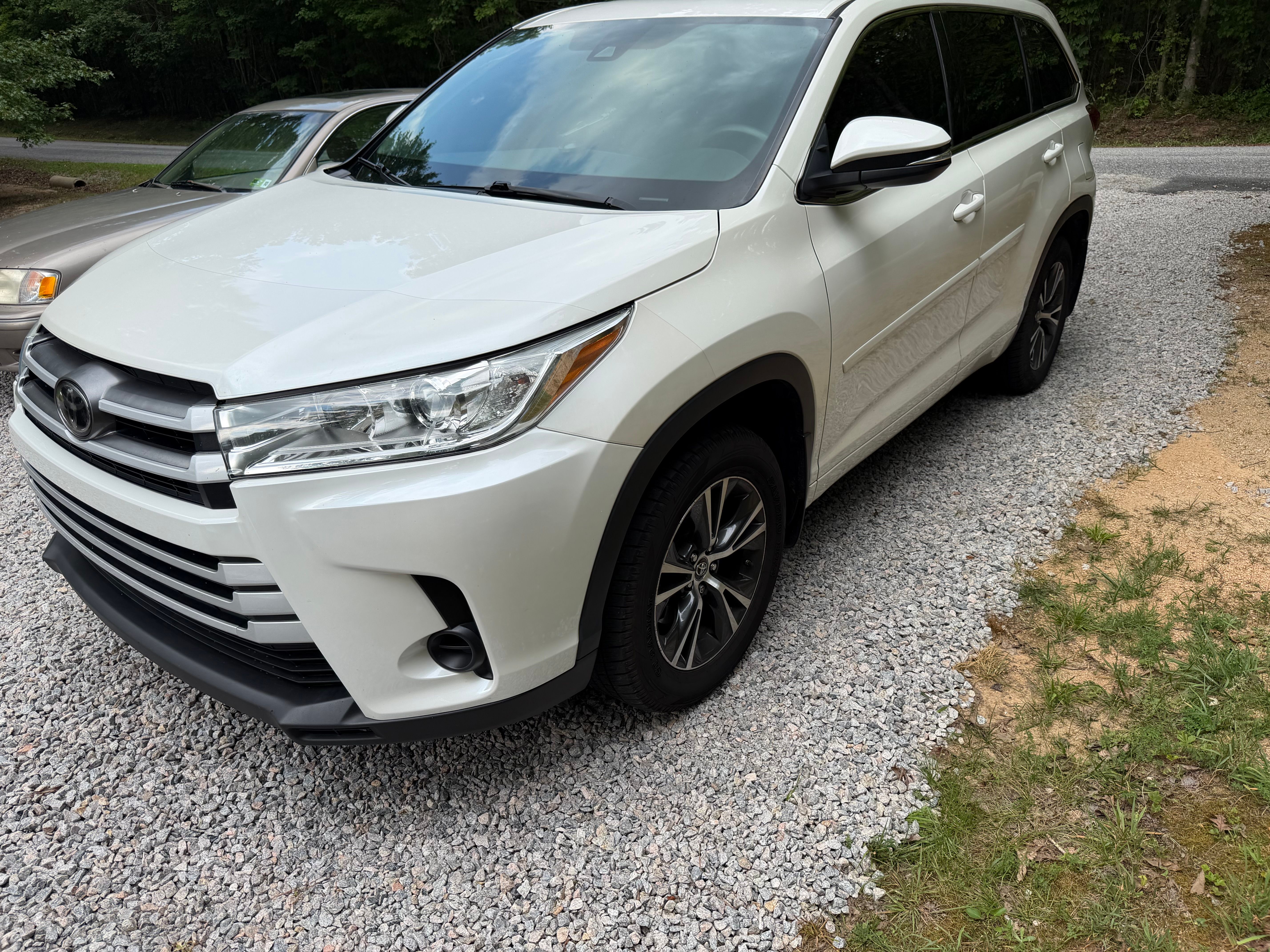 Used 2018 Toyota Highlander LE w/ Protection Package #3 AWD/4WD image 1