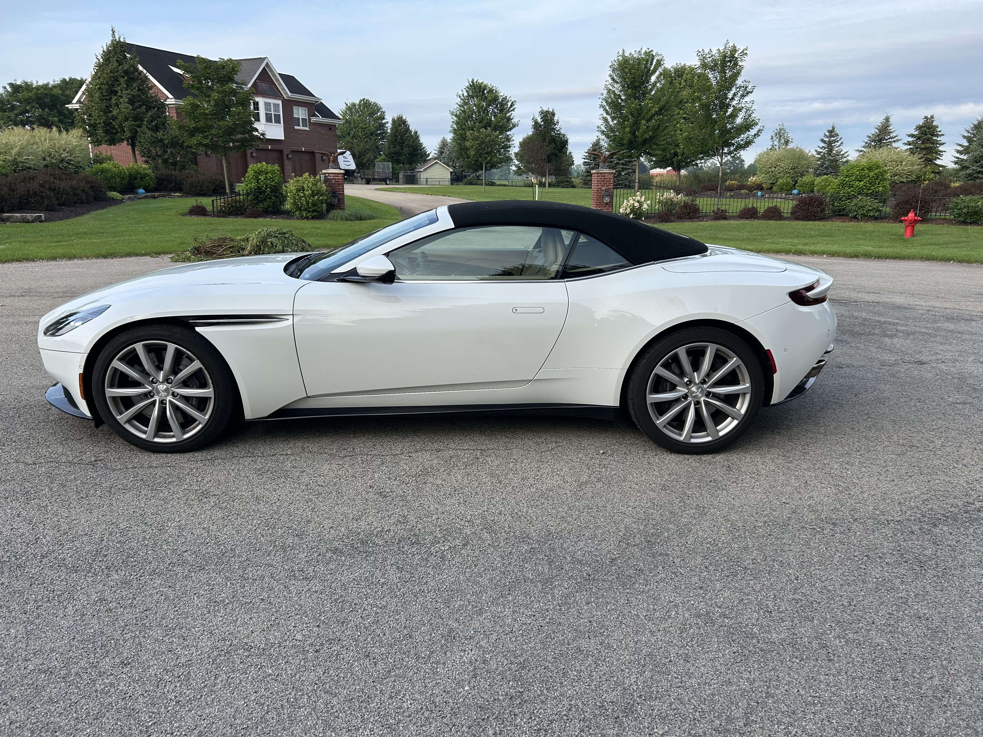 Used 2019 Aston Martin DB11 Volante RWD image 2