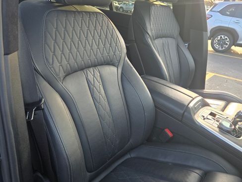 Used 2022 BMW X7 M50i w/ Dynamic Handling Package image 9
