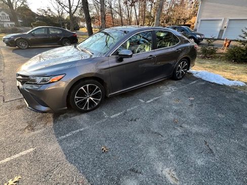 Used 2018 Toyota Camry SE image 4