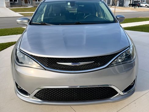Used 2019 Chrysler Pacifica Touring Plus image 2