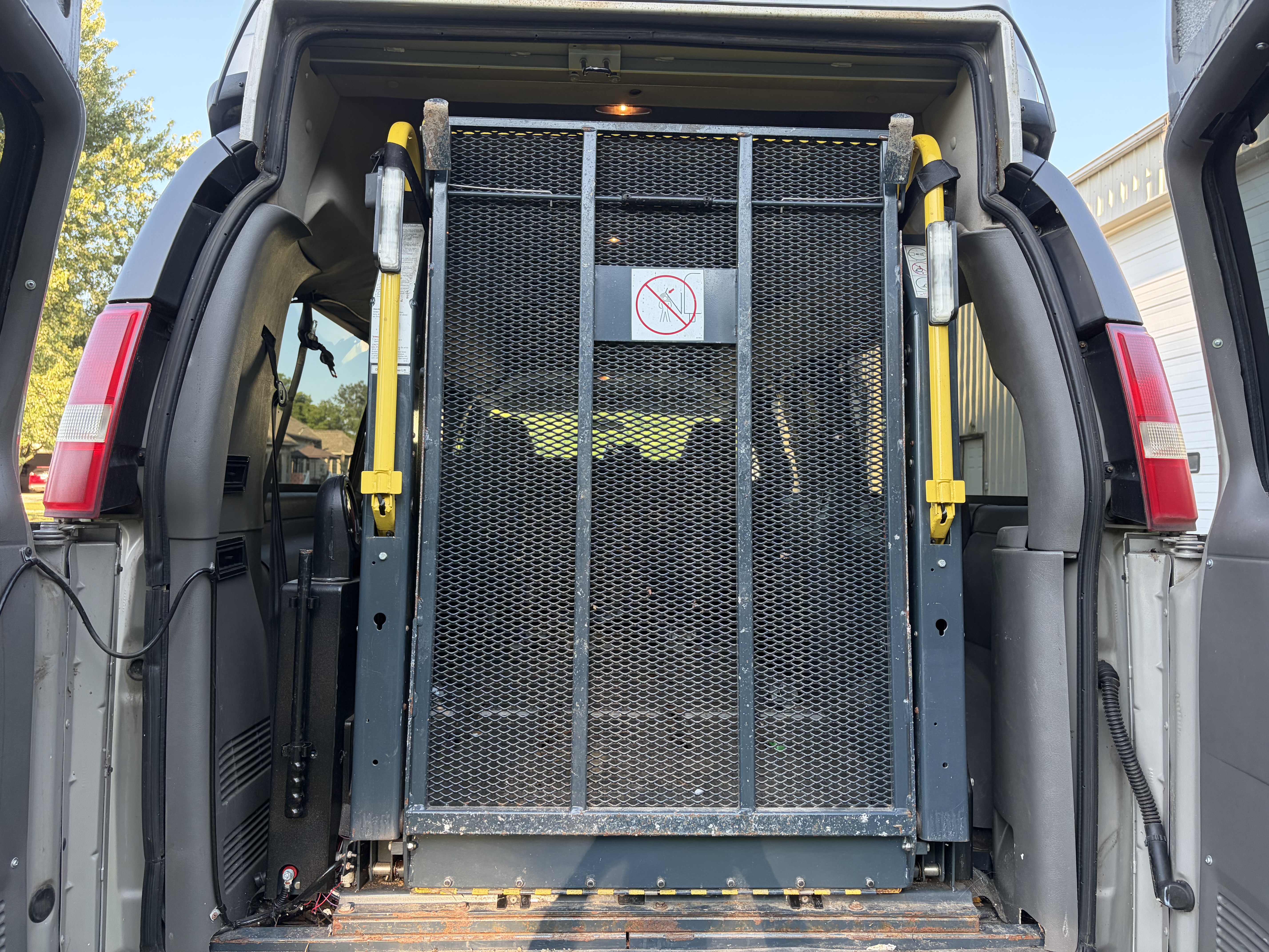 Used 2009 Chevrolet Express 3500 Extended Passenger RWD image 12