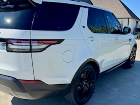 Used 2017 Land Rover Discovery SE image 10