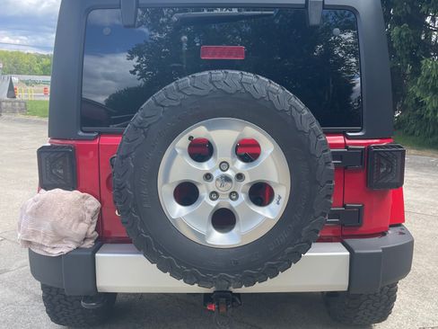 Used 2014 Jeep Wrangler Unlimited Sahara w/ Dual Top Group AWD/4WD image 6