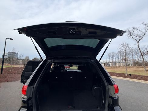 Used 2017 Jeep Grand Cherokee Laredo w/ Quick Order Package 23E image 9