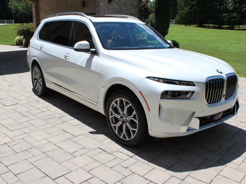 Used 2025 BMW X7 xDrive40i w/ Executive Package AWD/4WD image 2
