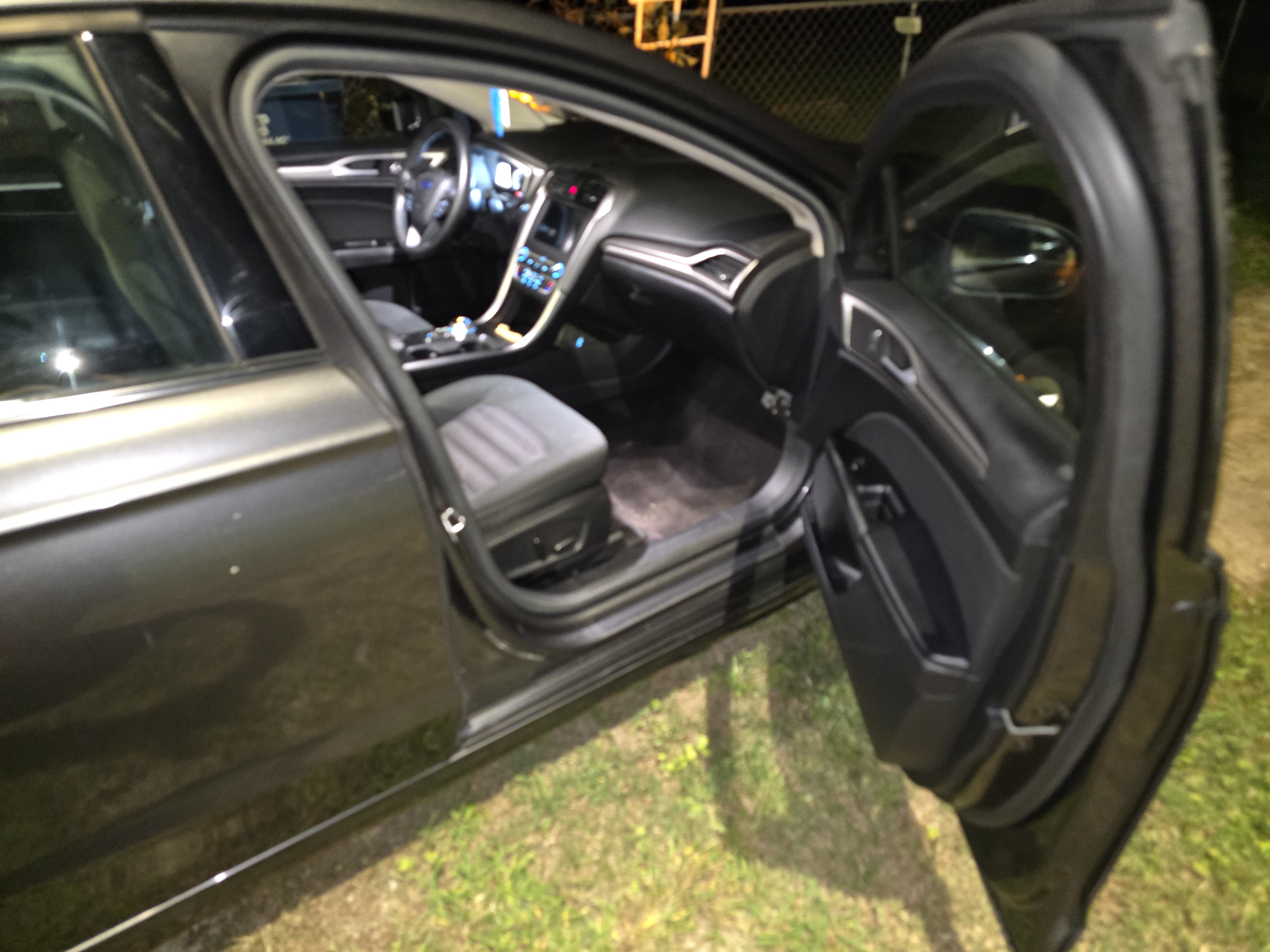 Used 2017 Ford Fusion SE w/ Fusion SE Technology Package FWD image 6