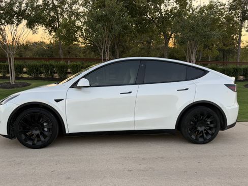 Used 2021 Tesla Model Y Long Range AWD/4WD image 1
