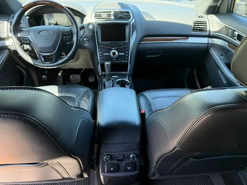 Used 2017 Ford Explorer Platinum image 12
