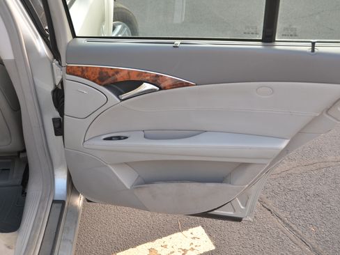 Used 2005 Mercedes-Benz E 320 CDI Sedan image 20