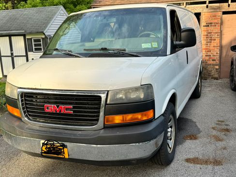 Used 2010 GMC Savana 1500 RWD image 1