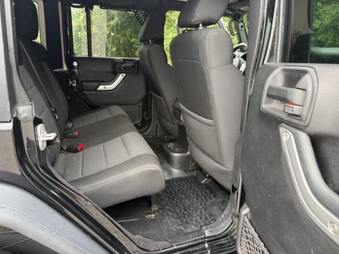 Used 2012 Jeep Wrangler Unlimited Rubicon w/ Dual Top Group AWD/4WD image 12