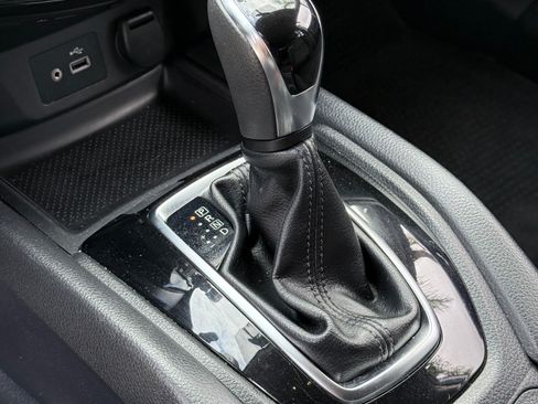 Used 2018 Nissan Rogue S image 6