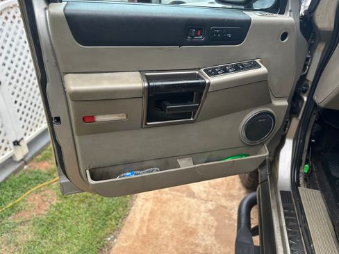 Used 2003 HUMMER H2 Luxury w/ Preferred Equipment Group image 9