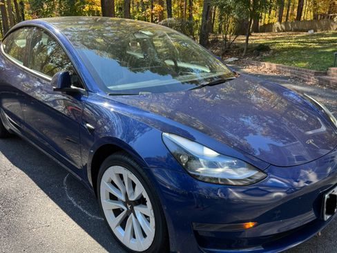 Used 2022 Tesla Model 3 Standard Range image 2