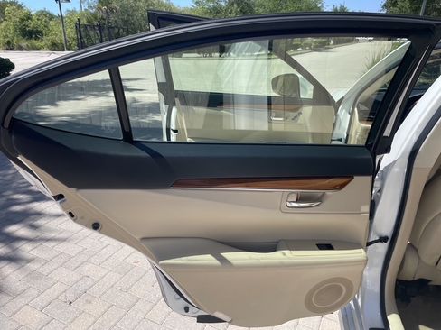 Used 2014 Lexus ES 300h w/ Luxury Package w/Bamboo Trim FWD image 21